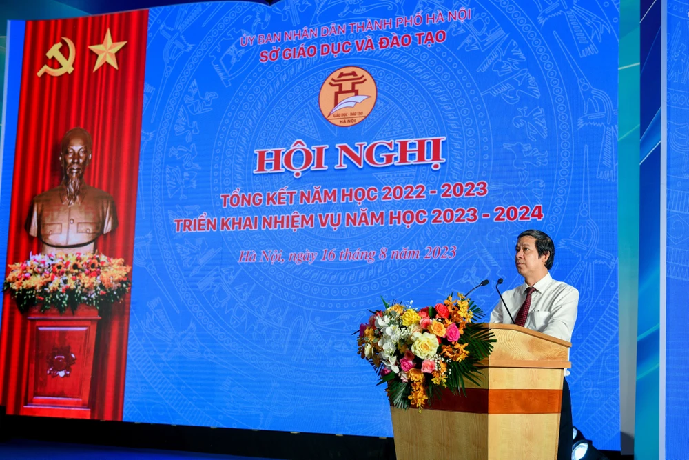 Bộ trưởng đề nghị chấm dứt cảnh xếp hàng thâu đêm mua hồ sơ. Ảnh: MOET