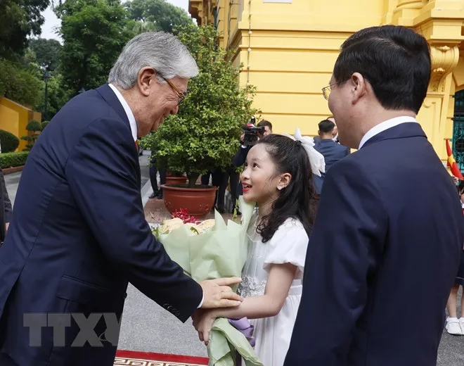Thiếu nhi Thủ đô tặng hoa Tổng thống Kazakhstan Kassym-Jomart Tokayev. Ảnh: Thống Nhất/TTXVN Thiếu nhi Thủ đô tặng hoa Tổng thống Kazakhstan Kassym-Jomart Tokayev. Ảnh: Thống Nhất/TTXVN