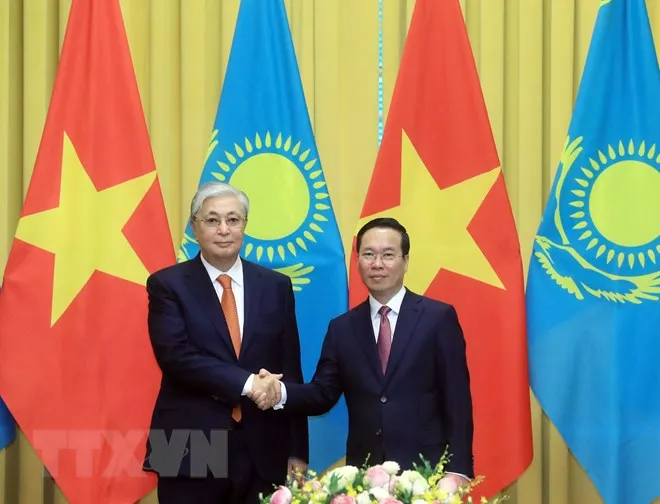 Chủ tịch nước Võ Văn Thưởng và Tổng thống Kazakhstan Kassym-Jomart Tokayev tại lễ đón. Ảnh: Thống Nhất/TTXVN Chủ tịch nước Võ Văn Thưởng và Tổng thống Kazakhstan Kassym-Jomart Tokayev tại lễ đón. Ảnh: Thống Nhất/TTXVN