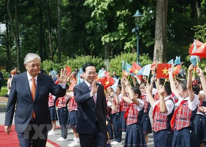 Chủ tịch nước Võ Văn Thưởng và Tổng thống Kazakhstan Kassym-Jomart Tokayev với thiếu nhi Thủ đô tại lễ đón. Ảnh: Thống Nhất/TTXVN Chủ tịch nước Võ Văn Thưởng và Tổng thống Kazakhstan Kassym-Jomart Tokayev với thiếu nhi Thủ đô tại lễ đón. Ảnh: Thống Nhất/TTXVN