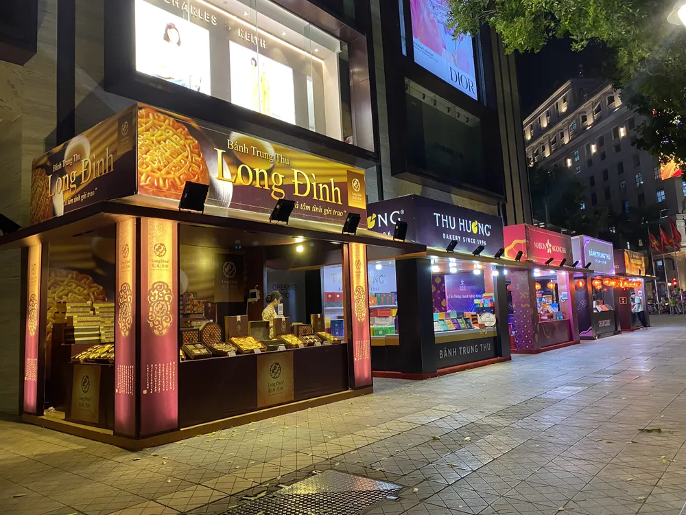 Các kiot bán bánh trung thu vắng vẻ khách mua nhưng mặt hàng này trên sàn thương mại điện tử lại sôi động do có nhiều ưu đãi, giảm giá. Ảnh: Minh Trúc Các kiot bán bánh trung thu vắng vẻ khách mua nhưng mặt hàng này trên sàn thương mại điện tử lại sôi động do có nhiều ưu đãi, giảm giá. Ảnh: Minh Trúc
