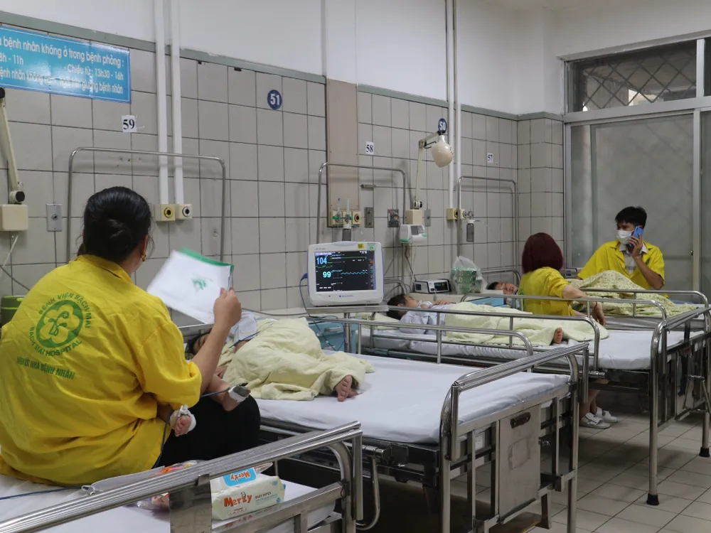 Trung tâm Nhi khoa - Bệnh viện Bạch Mai đang tiếp nhận 7 ca bệnh từ vụ cháy chung cư mini ở Hà Nội. Hiện, sức khoẻ các bệnh nhân đã tạm thời ổn định. Ảnh: THANH TÚ
