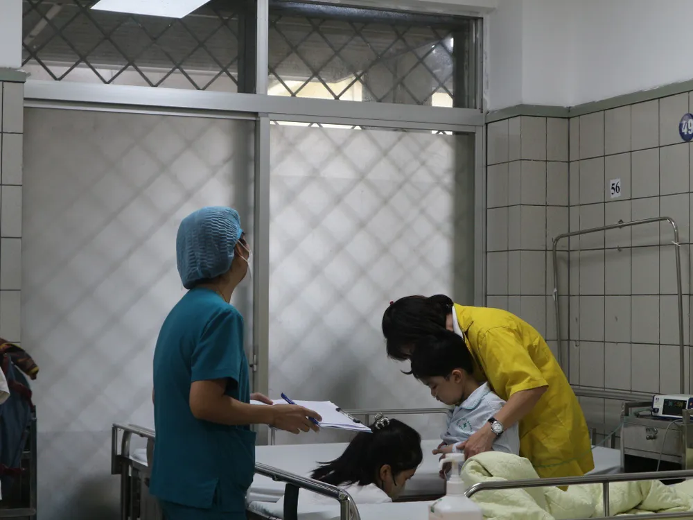 Theo thông tin, mẹ cháu bé đang được điều trị tại bệnh viện Xanh Pôn, nhà chỉ có mỗi hai mẹ con đang thuê trọ tại toà chung cư mini xảy ra tai nạn. Ảnh: THANH TÚ