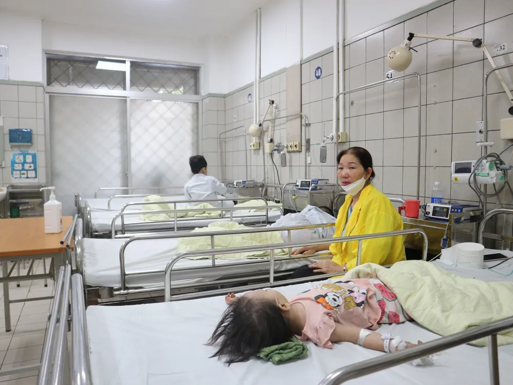 Bà Điển vừa chăm sóc cháu gái 2 tuổi vừa kể lại vụ việc. Ảnh: Thanh Tú