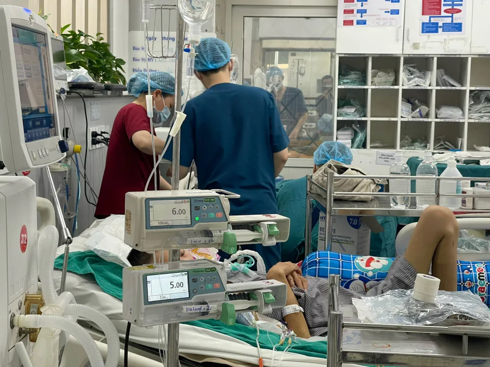 Bệnh viện Bạch Mai đang điều trị cho 3 ca bệnh nặng, phải thở máy. Ảnh: MINH TRÚC Bệnh viện Bạch Mai đang điều trị cho 3 ca bệnh nặng, phải thở máy. Ảnh: MINH TRÚC