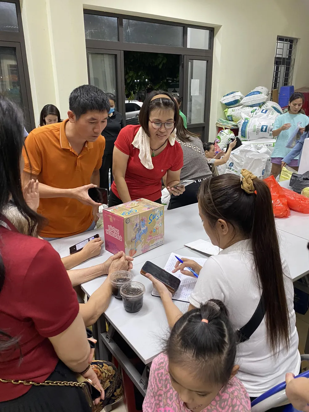 Rất đông người dân đến Nhà văn hoá Phường Khương Đình (quận Thanh Xuân, Hà Nội) để ủng hộ bất chấp thời tiết mưa gió. Ảnh: M.T người dân quyên góp 4.jpeg