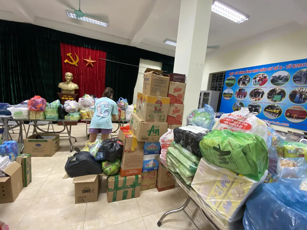 Những thùng sữa, đồ uống, bánh, kẹo... được người dân ủng hộ người dân quyên góp 7.jpeg