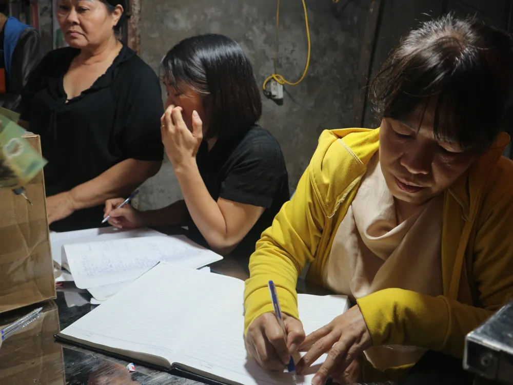Không chỉ nhận nhu yếu phẩm cần thiết, khu dân cư nơi xảy ra vụ cháy còn đứng ra nhận quyên góp tiền ủng hộ để gửi cho gia đình các nạn nhân. Ảnh: Thanh Tú người dân thắp hương 3.jpg