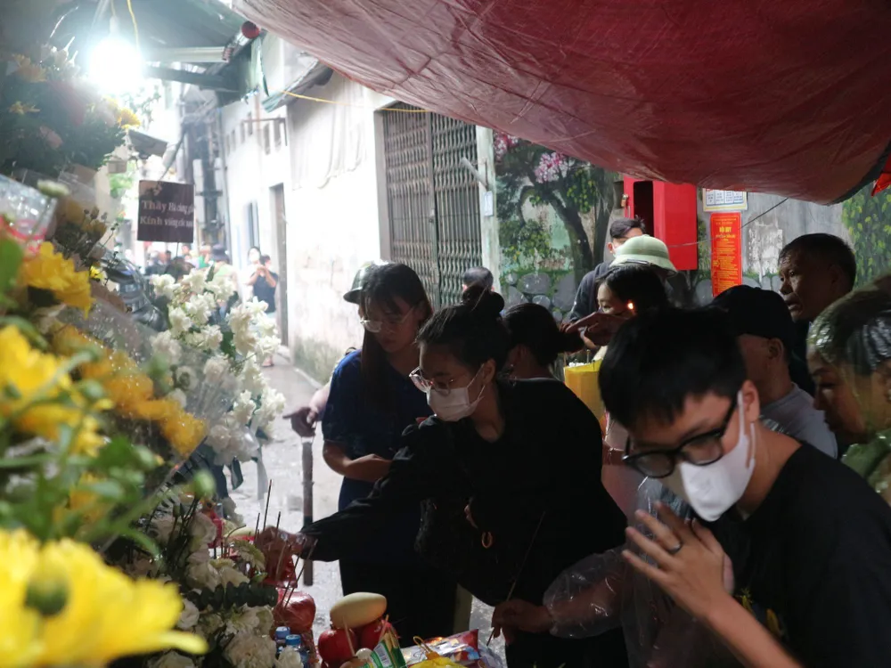 Không ngại trời mưa, nhiều người cố gắng dành chút thời gian đến tưởng niệm những nạn nhân đã không may mắn ra đi. Ảnh: Thanh Tú người dân thắp hương.jpeg