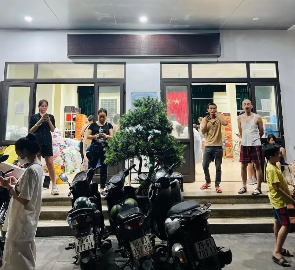 Nhà văn hoá phường Khương Đình từ hôm qua tới giờ luôn sáng đèn và tấp nập người dân đến ủng hộ. Ảnh: M.T nhà văn hoá .jpeg
