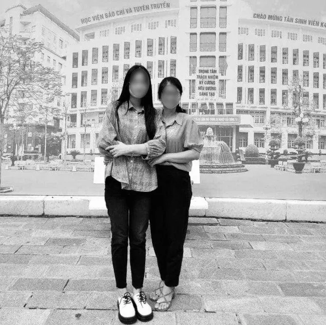 Nữ sinh T.H (bên trái) chụp ảnh trong buổi nhập trường. Ảnh: CTV Nữ sinh T.H (bên trái) chụp ảnh trong buổi nhập trường.jpg