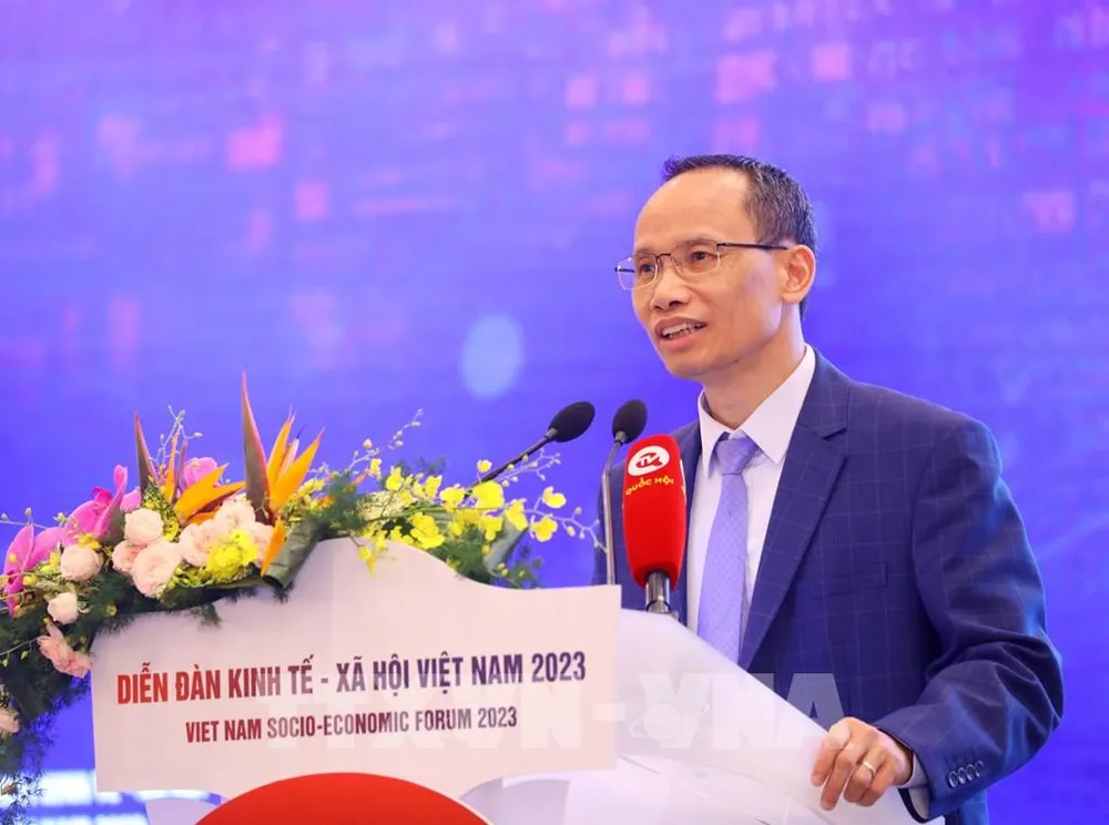 Ông Cấn Văn Lực - Chuyên gia Kinh tế trưởng Ngân hàng BIDV trình bày bài tham luận với chủ đề “Động lực tăng trưởng và phát triển bền vững trong bối cảnh mới”. Ảnh: Văn Điệp/TTXVN ts cấn văn lực.jpeg