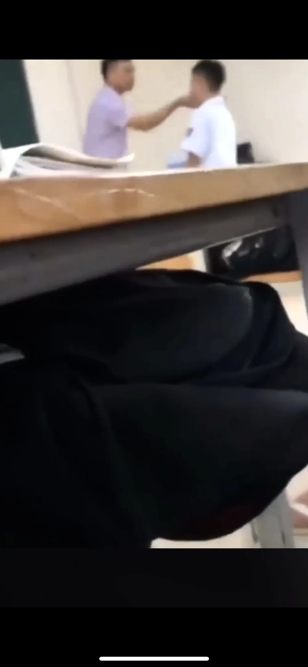 Thầy giáo bóp cằm học sinh.jpg