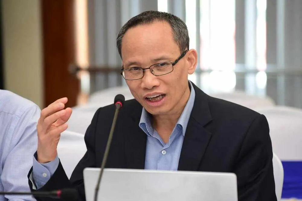 TS Cấn Văn Lực trình bày tham luận. Ảnh: baodautu TS Cấn Văn Lực.jpeg