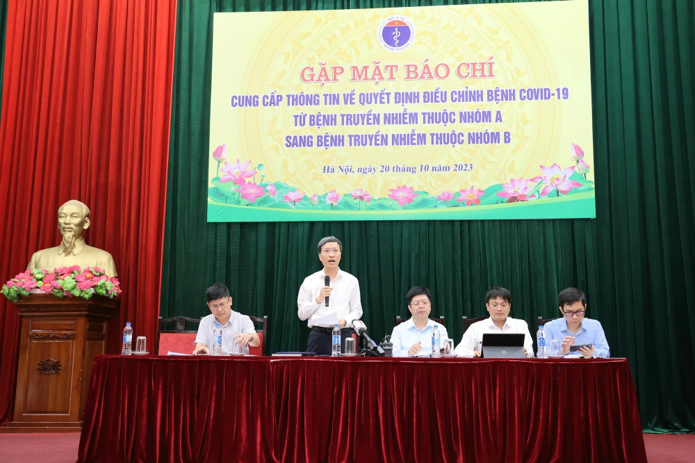 GS. TS Phan Trọng Lân trả lời báo chí tại họp báo chiều 20-10. GS. TS Phan Trọng Lân trả lời báo chí.jpg