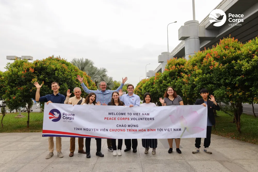 Khoá tình nguyện viên thứ hai của Chương trình Hoà bình đã tới Việt Nam. Ảnh: Peace Corps khoá tình nguyện viên thứ hai của chương trình hoà bình tới Việt Nam.jpeg