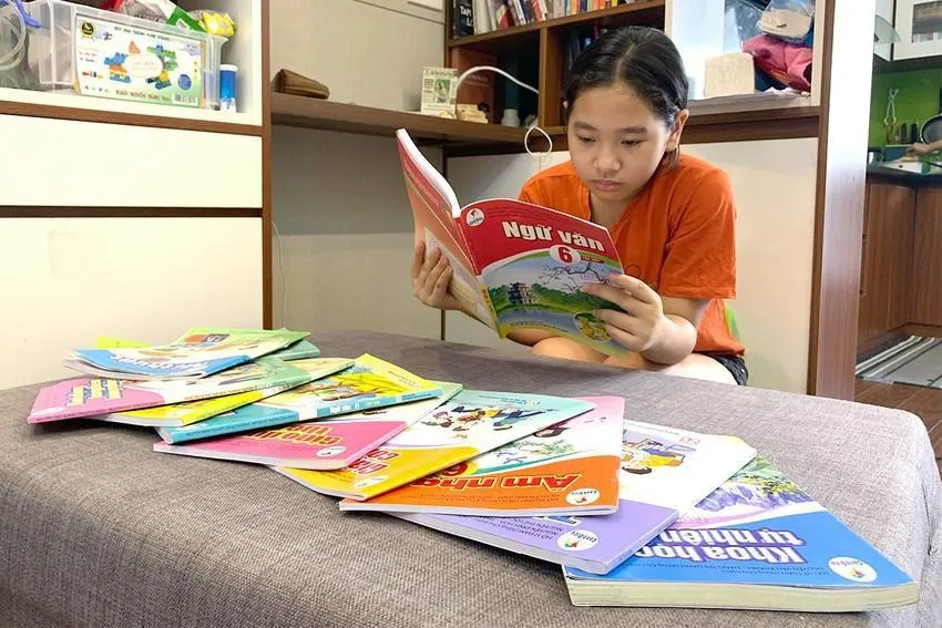 Dự thảo mới quy định, mỗi nhà trường sẽ thành lập Hội đồng lựa chọn sách giáo khoa và cho toàn bộ giáo viên môn học tham gia lựa chọn sách giáo khoa của các môn học. Ảnh: PLO sach-giao-khoa-7346-3478-9151.jpeg