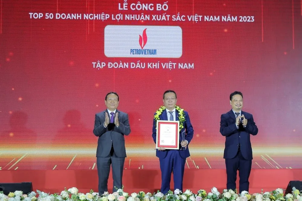 Ông Nguyễn Quang Hùng, Phó Trưởng Ban Truyền thông và Văn hóa doanh nghiệp đại diện Petrovietnam nhận vinh danh tại chương trình.jpeg