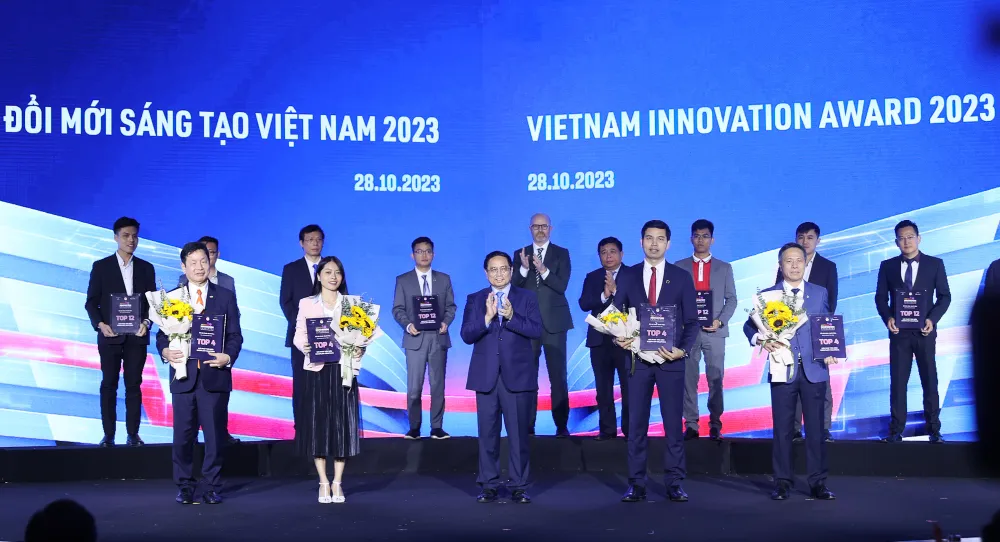 Thủ tướng Phạm Minh Chính trao giải thưởng Thách thức đổi mới sáng tạo Việt Nam 2023 cho 4 đơn vị đạt giải cao nhất - Ảnh- VGP:Nhật Bắc.jpeg