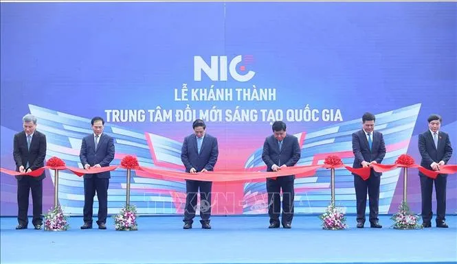 Thủ tướng Phạm Minh Chính và các đại biểu cắt băng khánh thành cơ sở hoạt động mới của Trung tâm Đổi mới sáng tạo Quốc gia (NIC) tại Khu Công nghệ cao Hòa Lạc. .jpeg