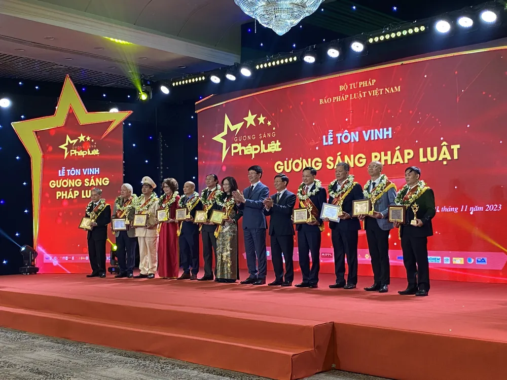 50 tấm gương sáng về pháp luật đã được vinh danh.jpeg