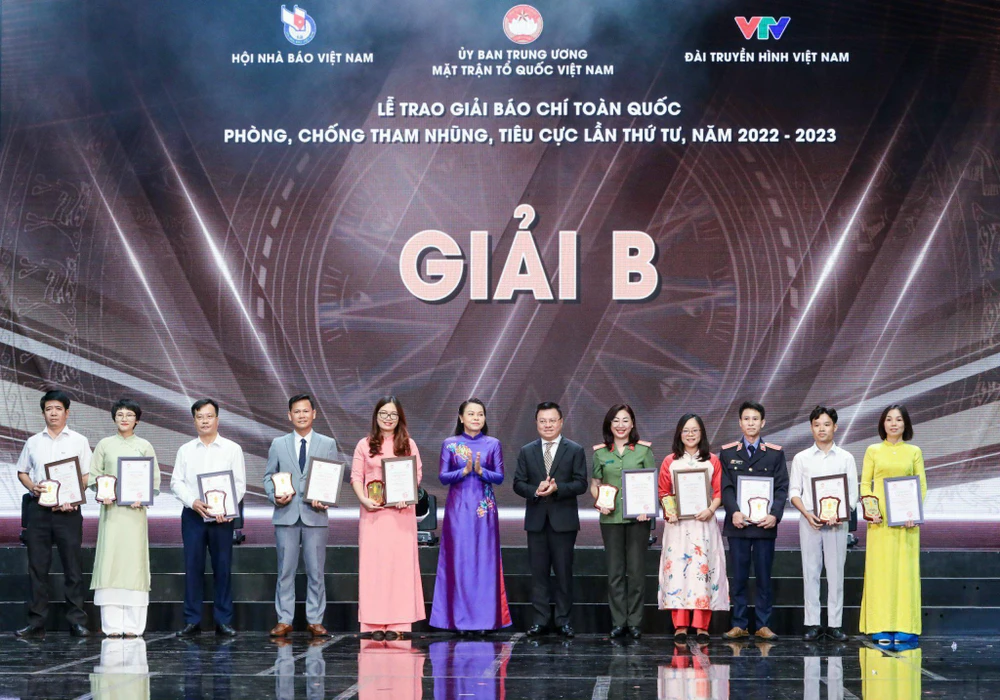 10 tác giả, nhóm tác giả đoạt giải B %22Giải Báo chí toàn quốc phòng chống tham nhũng, tiêu cực%22.jpeg