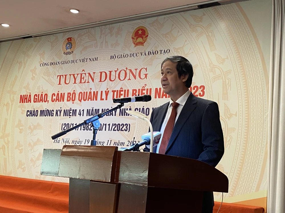 Bộ trưởng Nguyễn Kim Sơn phát biểu tại buổi lễ tuyên dương chiều 19-11.jpeg