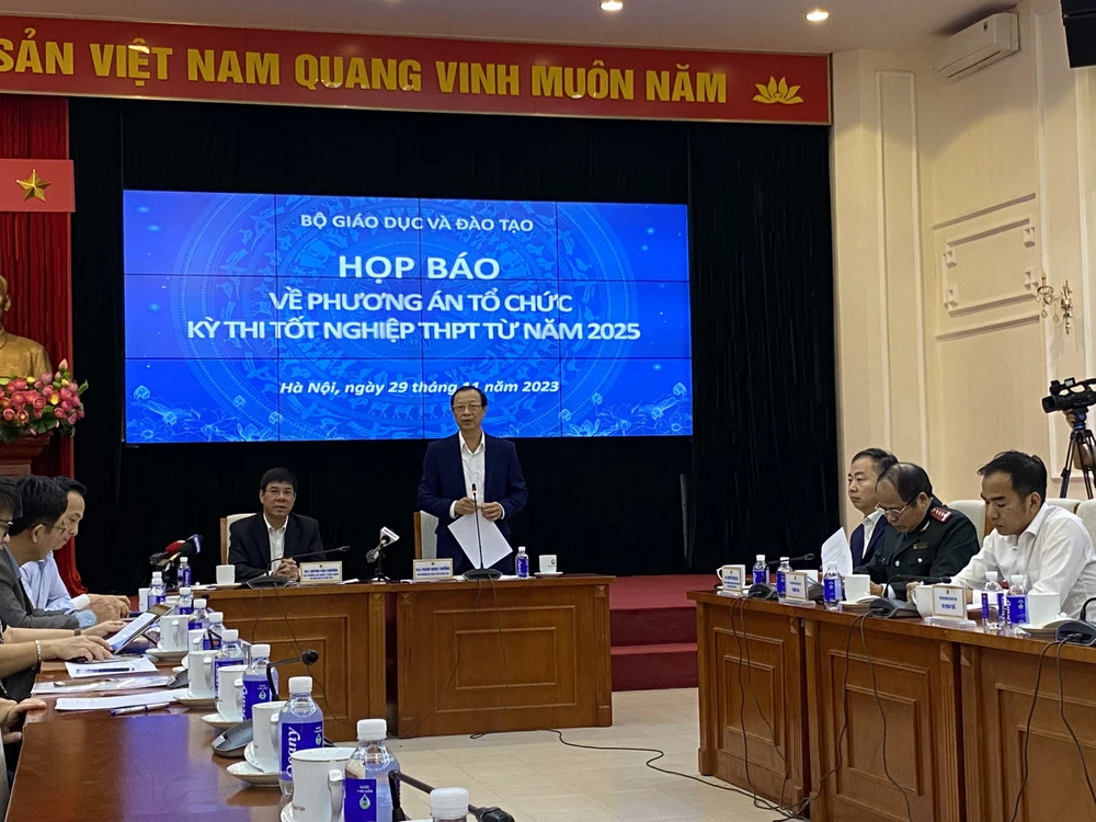 Đại diện Bộ GD&ĐT thông tin về phương án tổ chức kỳ thi tốt nghiệp THPT từ năm 2025. Ảnh: Minh Trúc nếu trượt tốt nghiệp THPT 2024 học sinh sẽ được thi đề riêng vào năm 2025.jpeg