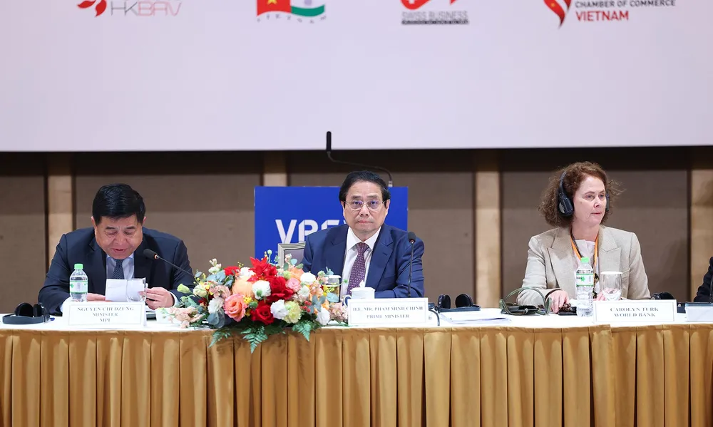 Thủ tướng Phạm Minh Chính lắng nghe ý kiến, kiến nghị của các DN FDI. Ảnh: MPI doanh nghiệp 5.jpeg
