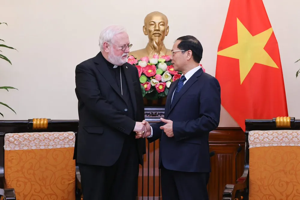 Bộ trưởng Ngoại giao Bùi Thanh Sơn và Tổng Giám mục, Ngoại trưởng Tòa thánh Vatican Paul Richard Gallagher trong buổi tiếp ngày 9-4. Ảnh: Bộ Ngoại giao Việt Nam