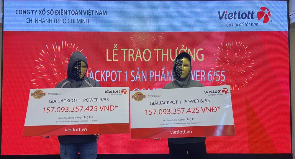 Anh H. và anh H.L. cùng nhận giải Vietlott Jackpot 1 với tổng giá trị hơn 314 tỷ đồng. Vietlott