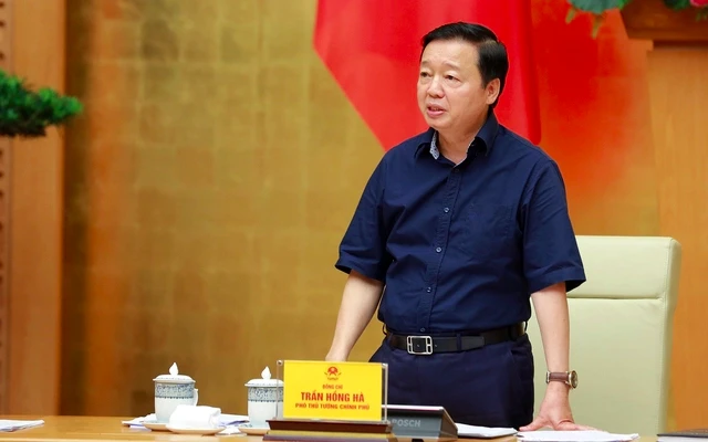 Phó Thủ tướng Trần Hồng Hà yêu cầu khẩn trương hoàn thiện hồ sơ, trình Quốc hội ban hành các nghị quyết để sớm thi hành Luật Đất đai năm 2024. Ảnh: VGP/Minh Khôi Luật Đất đai