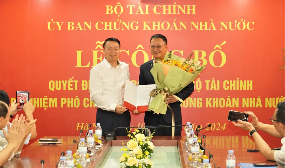 Thứ trưởng Nguyễn Đức Chi trao Quyết định bổ nhiệm ông Bùi Hoàng Hải giữ chức vụ Phó Chủ tịch Ủy ban Chứng khoán Nhà nước. Ảnh: Minh Trúc Ủy ban Chứng khoán Nhà nước có thêm một Phó Chủ tịch