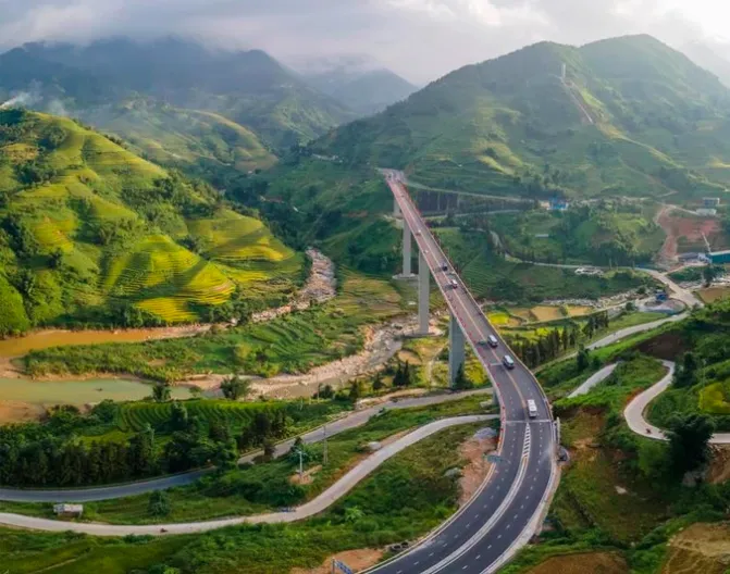 Mạng lưới cao tốc, hạ tầng giao thông là điểm nghẽn lớn trong phát triển vùng Trung du và miền núi phía Bắc. Ảnh: X.Đ trung du và miền núi phía Bắc