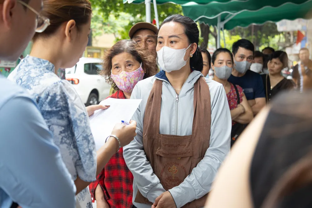 Nhân viên ngân hàng lấy thông tin khách hàng khi đến mua vàng miếng. Ảnh: M.Đ mua vàng miếng....jpeg
