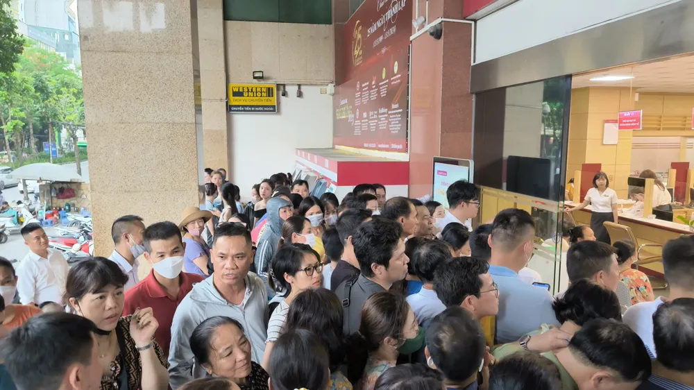 Người dân chờ lấy số thứ tự để mua vàng miếng tại một ngân hàng. Ảnh: Minh Trúc mua vàng miếng