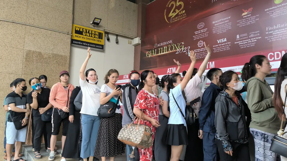 Thời tiết nắng nóng, nhưng nhiều người dân vẫn xếp hàng chờ mua vàng miếng. Ảnh: Minh Trúc mua vàng miếng b.jpeg