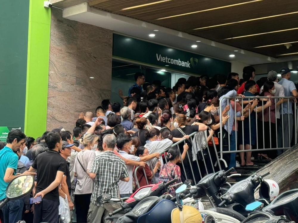 Người dân dân xếp hàng chờ lấy số thứ tự để mua vàng miếng SJC trên phố Láng Hạ, Hà Nội, sáng 11-6. Ảnh: CTV vàng miếng SJC