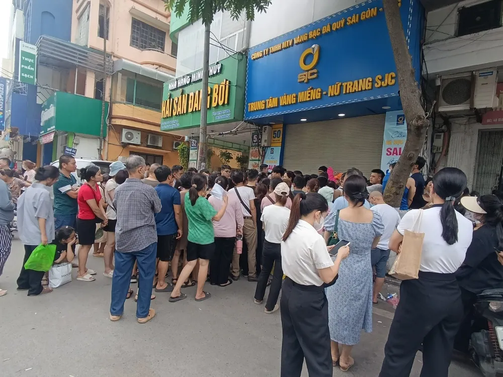 Hình ảnh người dân Hà Nội xếp hàng mua vàng miếng tại một điểm bán vàng của Công ty SJC ngày 14-6. Ảnh: Minh Trúc công ty vàng miếng SJC.jpeg