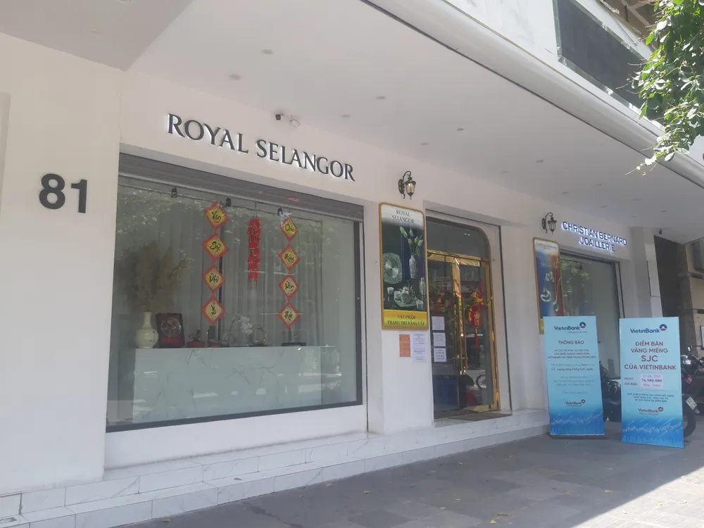 Dù chưa triển khai bán vàng trực tuyến nhưng tại điểm bán vàng của Vietinbank đã không còn cảnh xếp hàng chờ từ sáng. Ảnh: Minh Trúc ngân hàng quốc doanh .jpeg