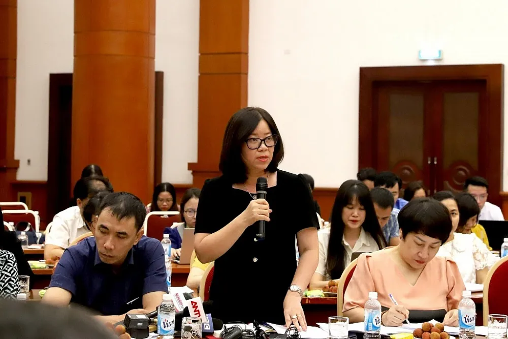 Bà Lê Thị Tuyết Nhung - Phó Cục trưởng Cục Quản lý giá (Bộ Tài chính) trả lời tại họp báo. Ảnh: M.T Bộ Tài chính