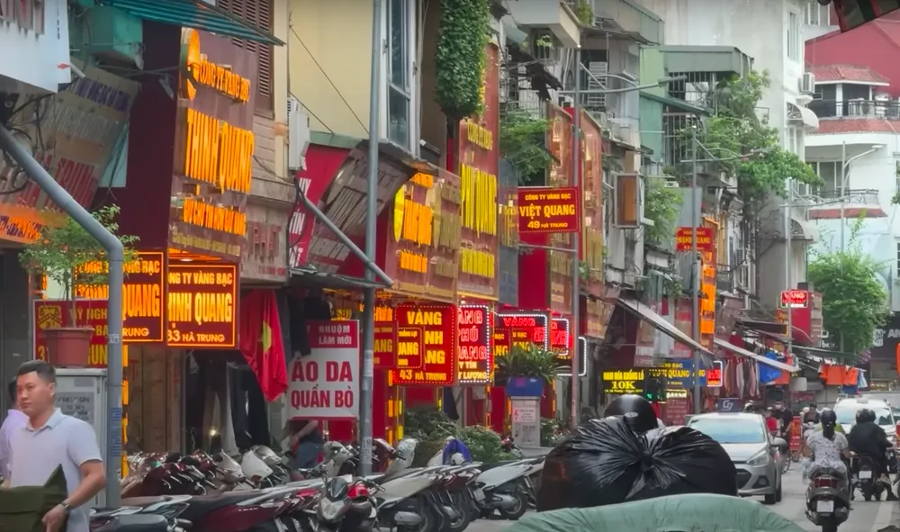 Giá vàng trên phố Hà Trung "nhảy múa" theo từng phút. Ảnh: Minh Trúc vàng miếng SJC.png
