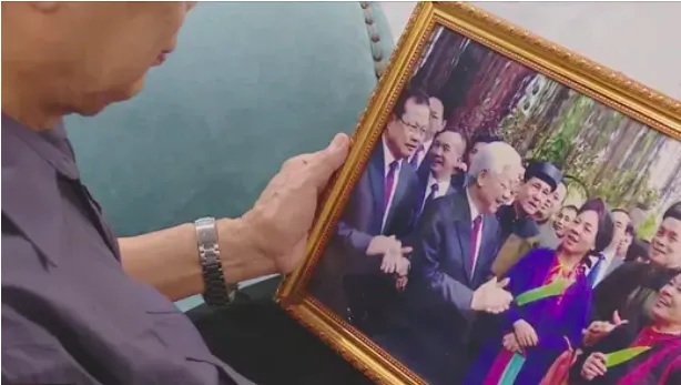 Bức ảnh chụp với Tổng Bí thư Nguyễn Phú Trọng là kỷ vật mà ông Ngọc luôn nâng niu. Ảnh: NVCC Screen Shot 2024-07-20 at 21.29.12.png