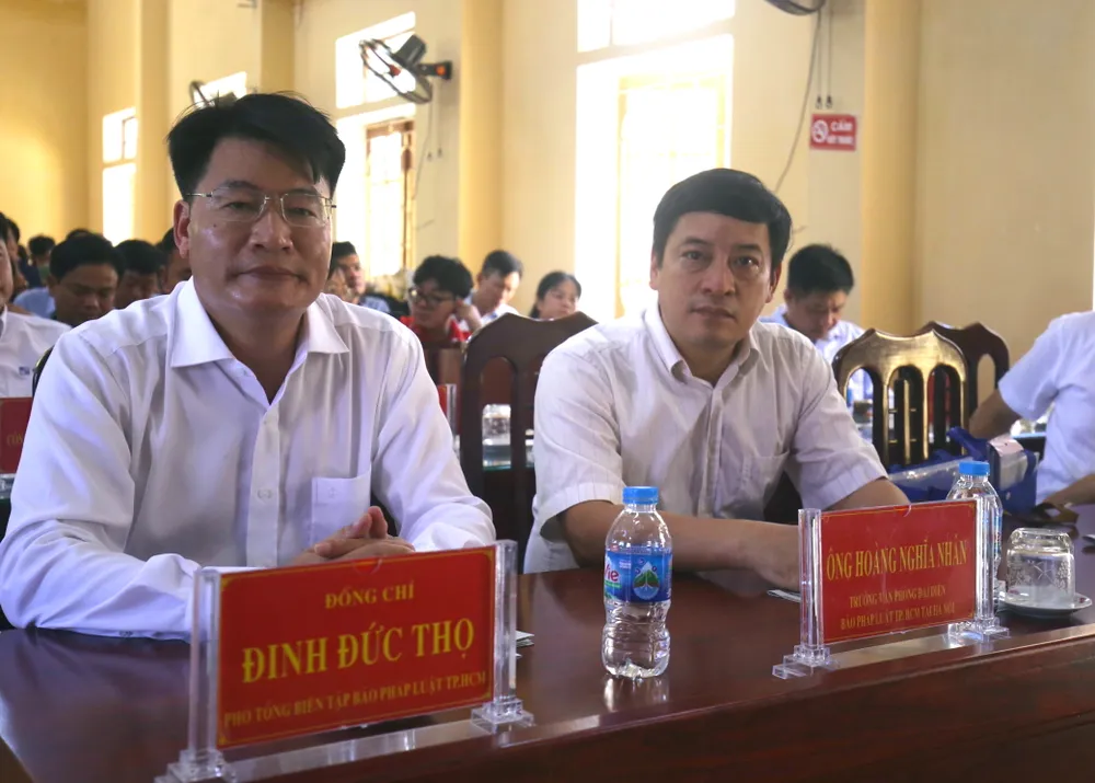 Cùng ngư dân thắp sáng đèn trên biển