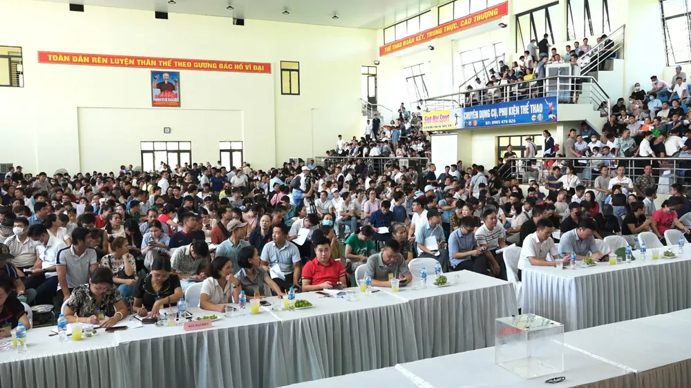 Hơn 1.500 người tham gia phiên đấu giá 68 lô đất ở huyện Thanh Oai hôm 10-8. Ảnh: Cổng thông tin điện tử huyện Thanh Oai đấu giá đất thanh oai.jpg