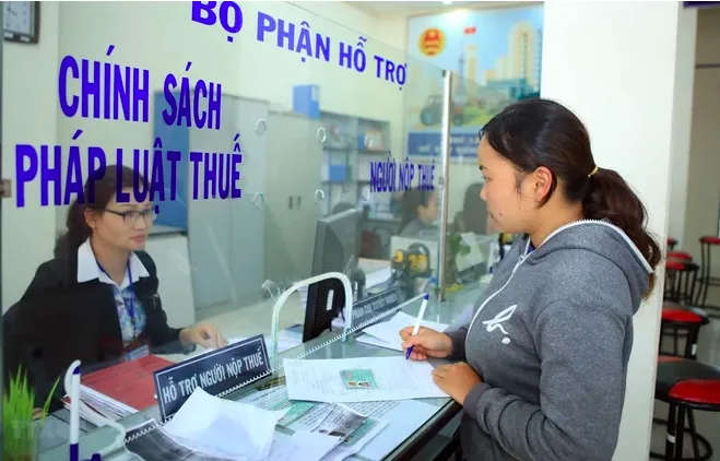 Bộ Tài chính đề xuất người nộp thuế bị chậm hoàn thuế sẽ được bồi thường theo Luật Trách nhiệm bồi thường của Nhà nước. Ảnh: X.Đ Người nộp thuế