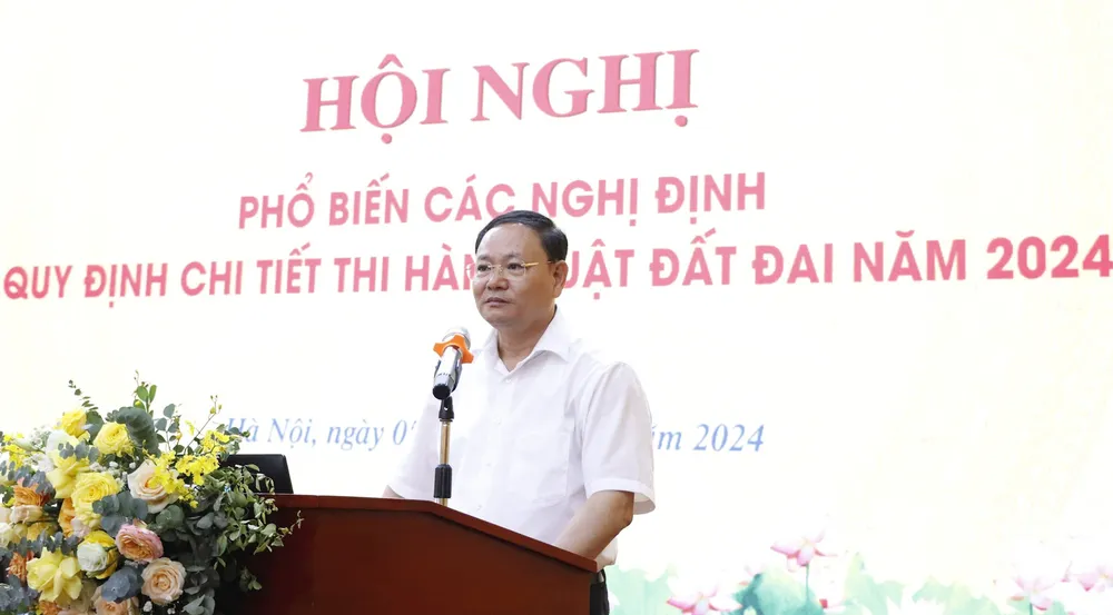 Thứ trưởng Lê Minh Ngân cho rằng các địa phương cần sâu sát hơn trong công tác quản lý đất đai; nhất là về bảng giá đất, bồi thường đất... Ảnh: MINH TRÚC bảng giá đất