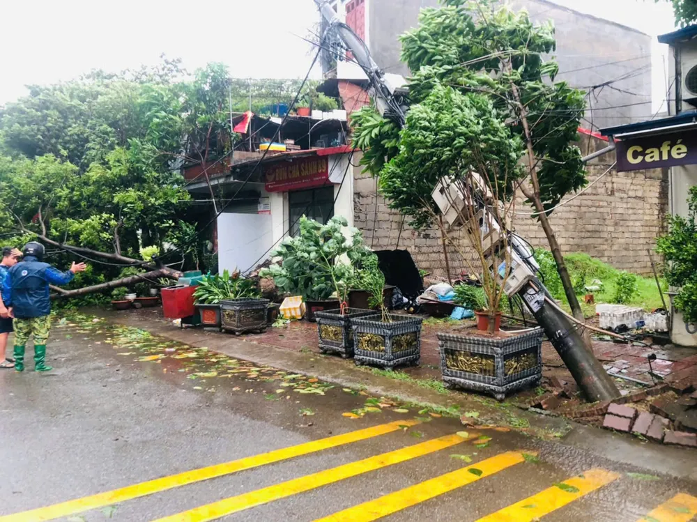 Do hoàn lưu của bão số 3, lưới điện tại các tỉnh miền Bắc bị ảnh hưởng lớn, nhiều cột điện đổ gục buộc phải cắt điện. Ảnh: X.Đ bão số 3