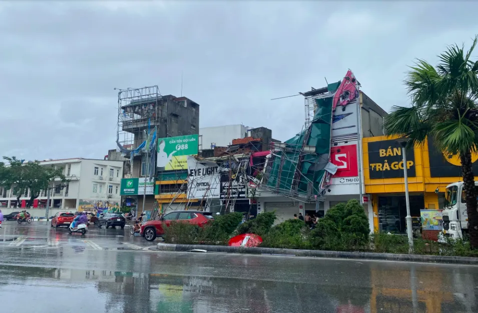 Bão số 3 với những cơn gió giật mạnh đã gây ra thiệt hại lớn cho tỉnh Quảng Ninh. Trong ảnh một cửa hàng điện thoại ở phường Cao Thắng bị hư hỏng nặng. Ảnh: XUÂN NGUYỄN bão số 3
