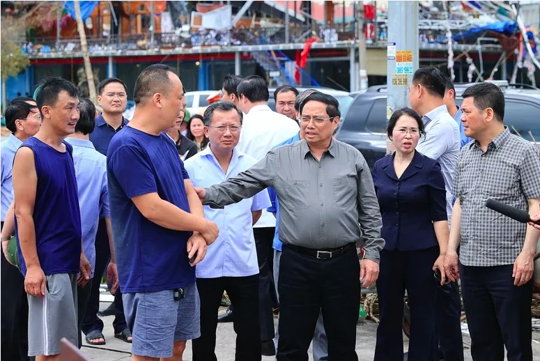 Thủ tướng thăm hỏi người dân tại Quảng Ninh bị thiệt hại do bão số 3. Ảnh: VGP bão số 3 QN .png